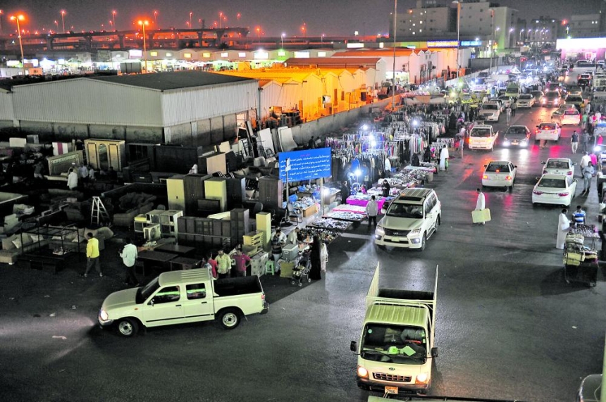 
المخالفون مستمرون في البيع والشراء حتى ساعات متأخرة من الليل (تصوير: عبدالله السيهاتي) 
