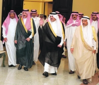 الأمير سعود بن نايف يعزي أسرة الملحم بوفاة عميدها