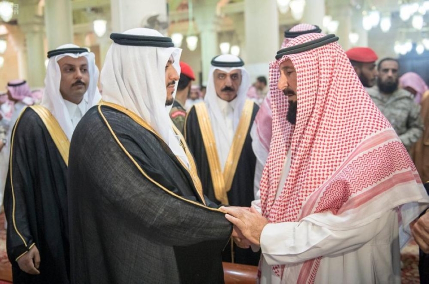 أمير الرياض بالنيابة ينقل تعازي القيادة لأسرة الشهيد 