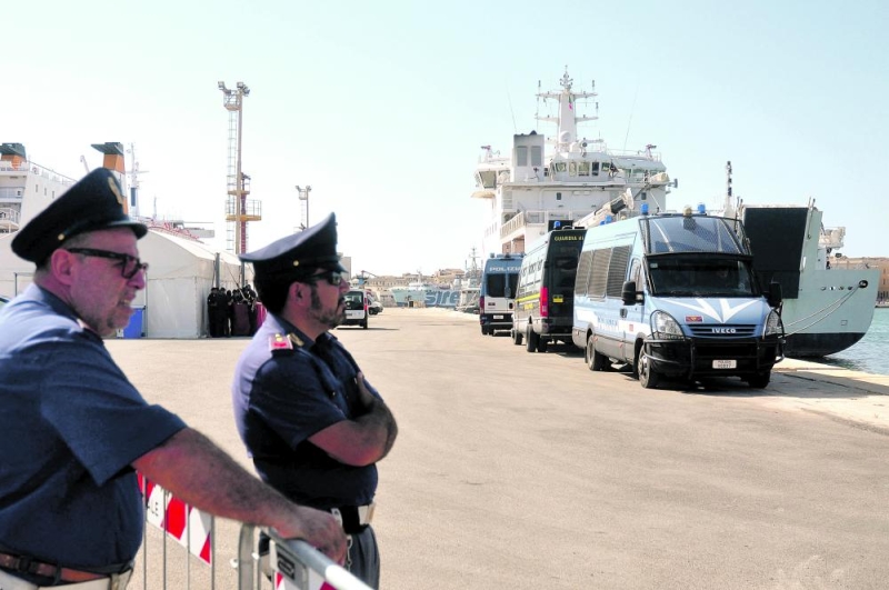 مهاجرون متهمون باختطاف سفينة يصلون إلى صقلية