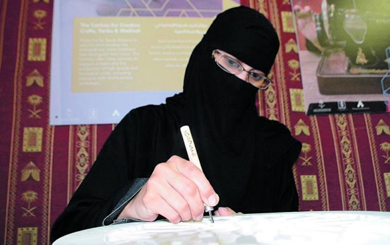 المرأة السعودية تكسر احتكار الرجل لبعض الحرف اليدوية