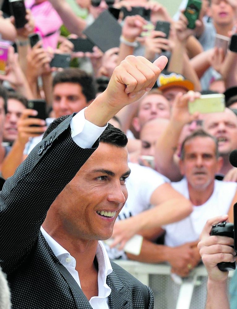 رونالدو يغمر الإعلام الإيطالي بالسعادة