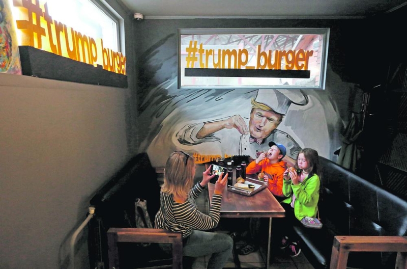 مطعم «ترامب برجر» يجذب الأطفال