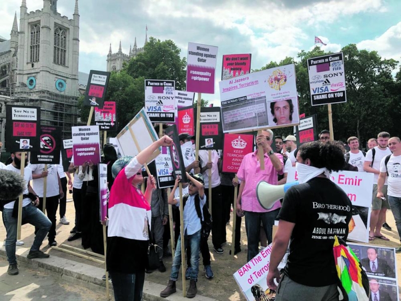 تظاهرات مصاحبة لزيارة تميم إلى بريطانيا ضد دعم الإرهاب