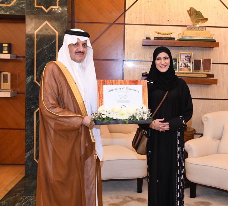 الأمير سعود بن نايف يستقبل الطالبة الكفيفة رقية عجاج
 