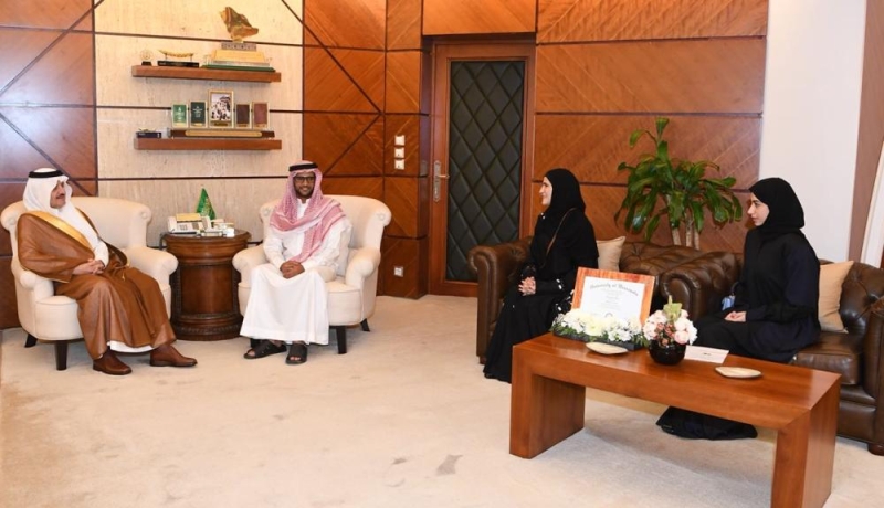 الأمير سعود بن نايف يستقبل الطالبة الكفيفة رقية عجاج
 
