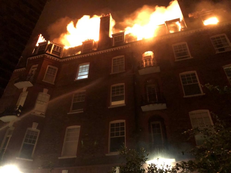 100 من رجال الإطفاء يكافحون حريق هائل في مبنى سكنى بلندن