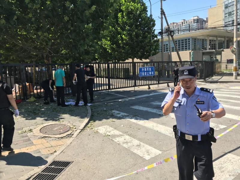 الشرطة الصينية : قطعة ألعاب نارية انفجرت أمام سفارة واشنطن ..والسفارة : قنبلة