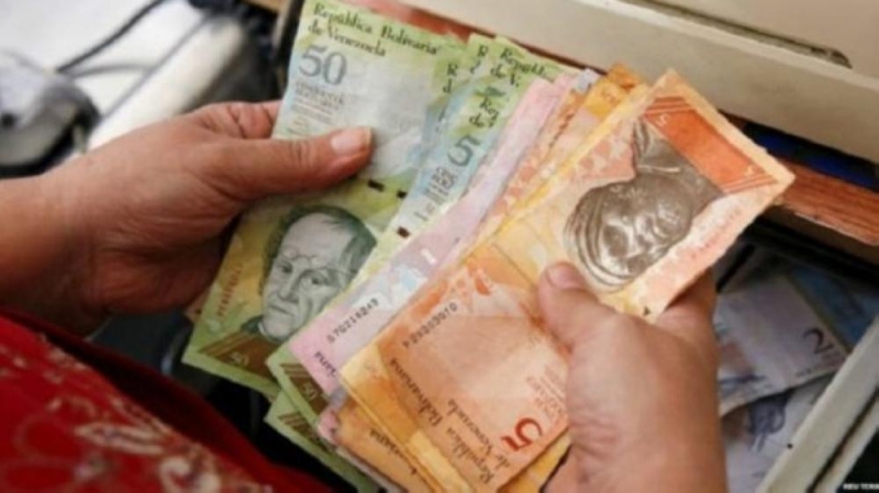 فنزويلا تواجه التضخم بحذف 5 أصفار من عملتها 