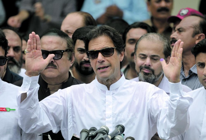خان يشكل ائتلافًا لحكم باكستان