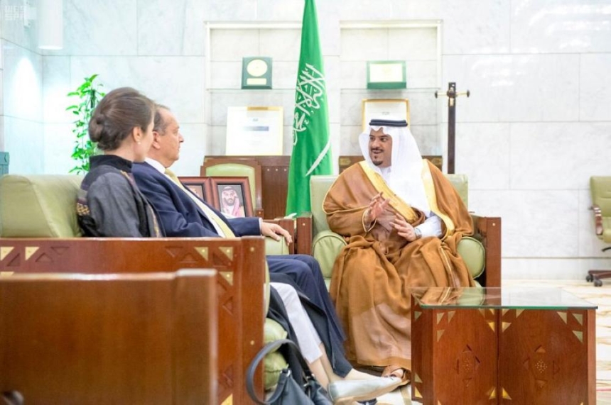 أمير الرياض بالنيابة يناقش الموضوعات المشتركة مع سفير بريطانيا بالمملكة