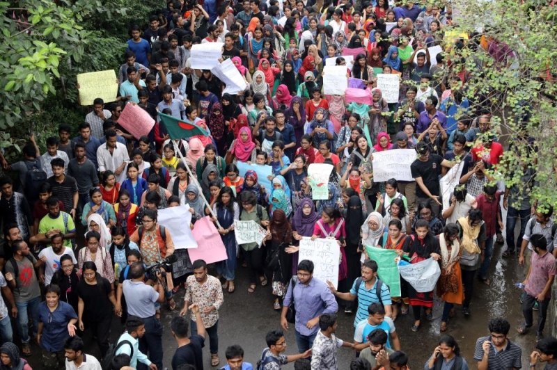 شرطة بنجلادش تطلق الغاز لتفريق آلاف الطلاب بعد مقتل شابين 