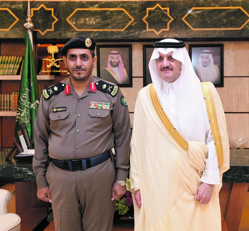 الأمير سعود بن نايف يقلد مدير الدفاع المدني بالشرقية رتبة لواء