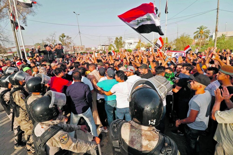 العراقيون يرفعون سقف المطالب ويتوعدون بالتصعيد