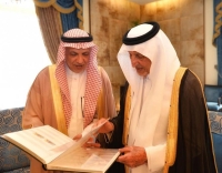 أمير مكة يطلع على خدمات البريد المقدمة لضيوف الرحمن   