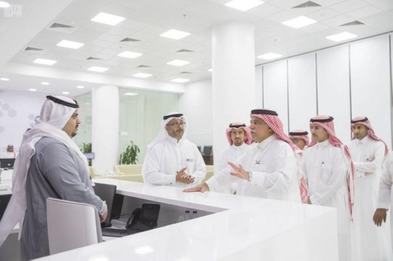 وزير التجارة يدشن مركز خدمة العملاء في جدة