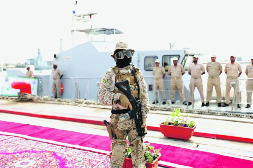 
جنود سعوديون يقفون أمام أحد الزوارق المعنية بحماية الملاحة