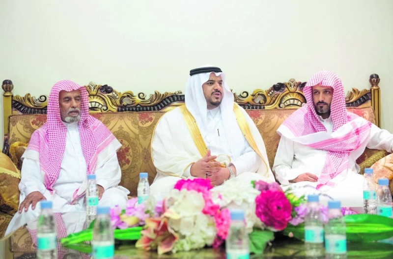 أمير الرياض بالإنابة ينقل تعازي القيادة لأسرة الشهيد السهلي