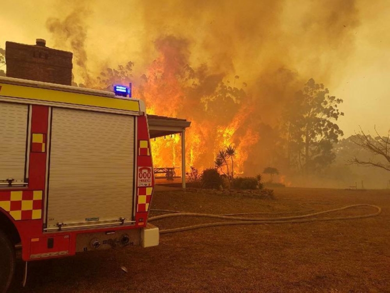 الاطفائيون يكافحون 70حريقاً تسبب به مراهقون في استراليا