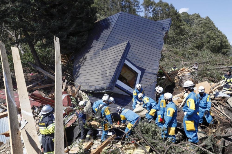 مقتل اثنين وإصابة وفقدان نحو 200 شخصا  في زلزال باليابان
