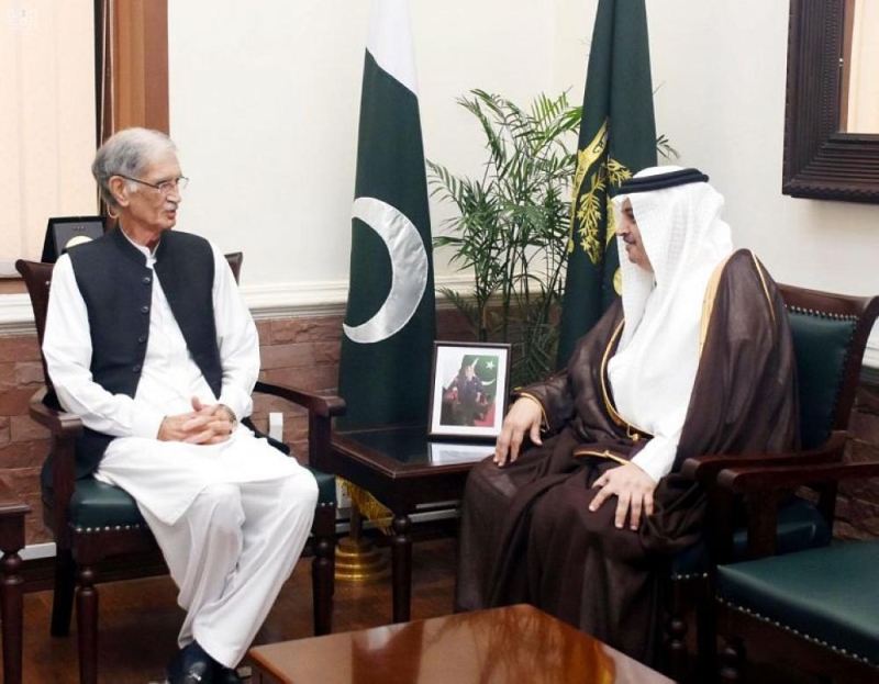 وزير الدفاع الباكستاني لسفير المملكة: نحرص على تعزيز العلاقات