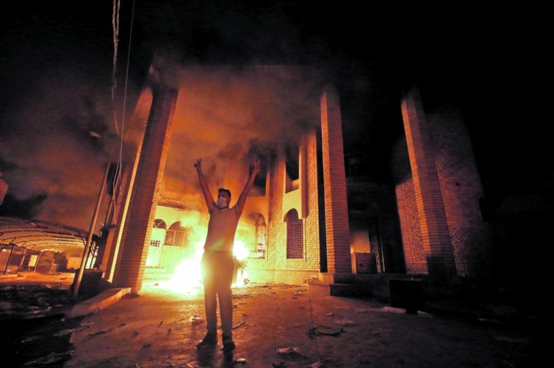 مئات المحتجين يحرقون قنصلية إيران في البصرة