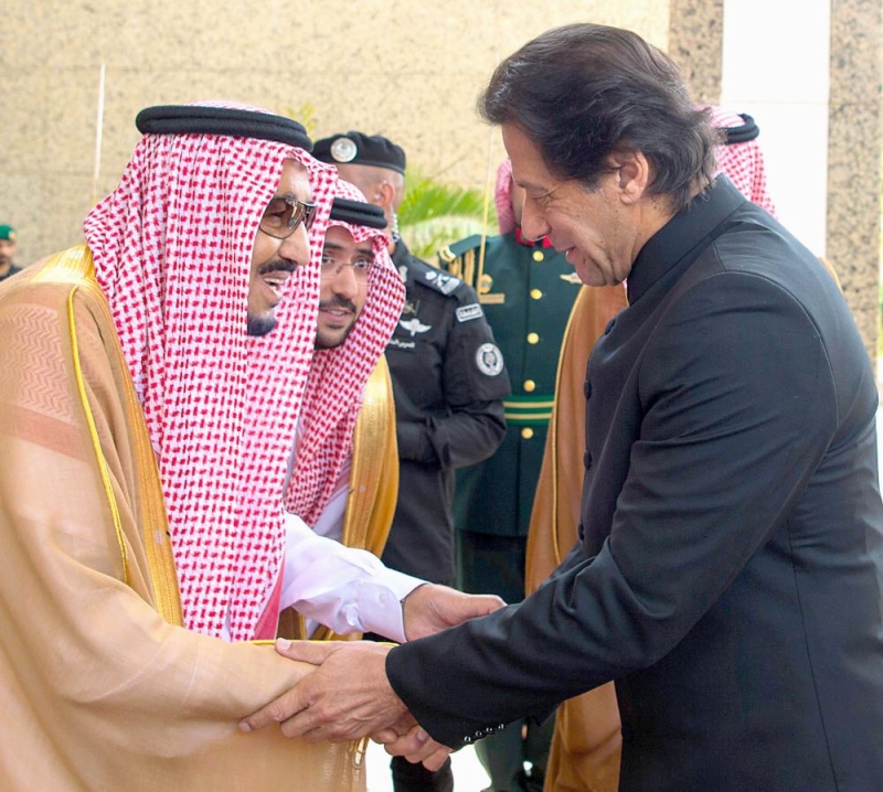 خادم الحرمين يستقبل رئيس وزراء باكستان ويقيم له مأدبة غداء
