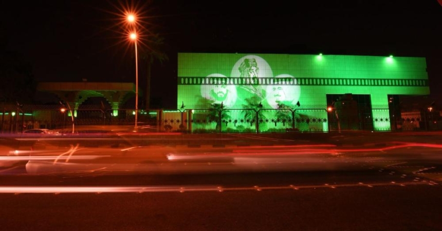 بالصور.. مبنى إمارة الشرقية يتوشح بالأخضر ابتهاجا باليوم الوطني 