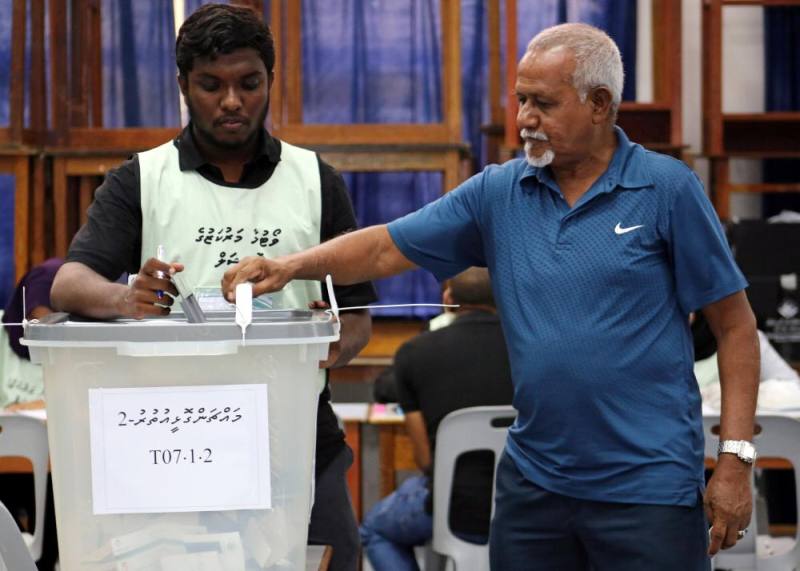 الناخبون في جزر المالديف يدلون بأصواتهم في الانتخابات الرئاسية