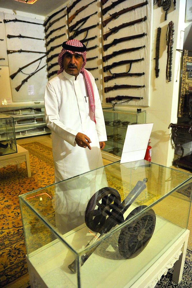 مقتنيات من عهد الملك عبدالعزيز في متحف «الفلوة والجوهرة للتراث» بالدمام
