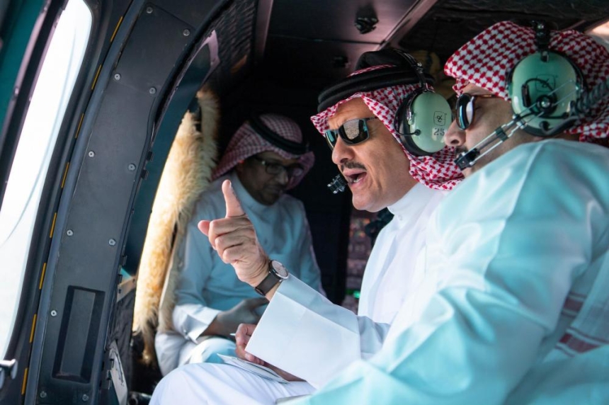 الأمير سلطان بن سلمان يقف على المشاريع العاجلة لتسجيل قرية رجال ألمع في اليونسكو