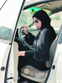 «رهبة» قيادة السيارات تطارد بعض النساء