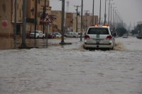 بالصور.. إنقاذ 44 محتجزً جراء أمطار حفر الباطن