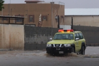 بالصور.. إنقاذ 44 محتجزً جراء أمطار حفر الباطن