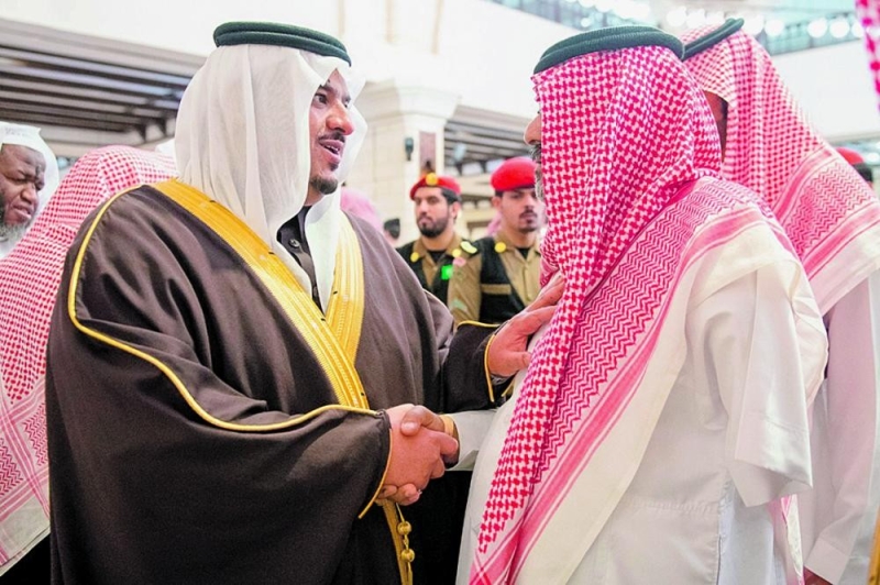 نائب أمير الرياض ينقل تعازي القيادة لأسرة الشهيد العتيبي