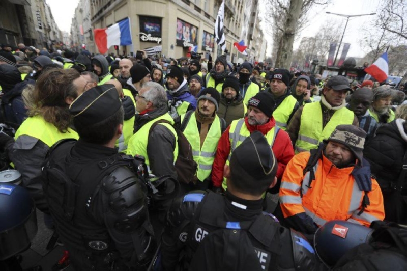 ارتفاع عدد المحتجزين باحتجاجات فرنسا إلى 136