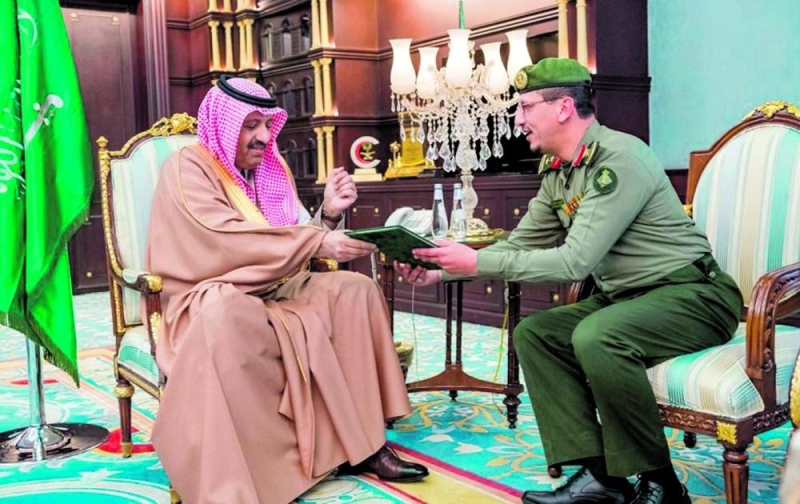 أمير الباحة يتسلم تقرير منجزات جوازات المنطقة