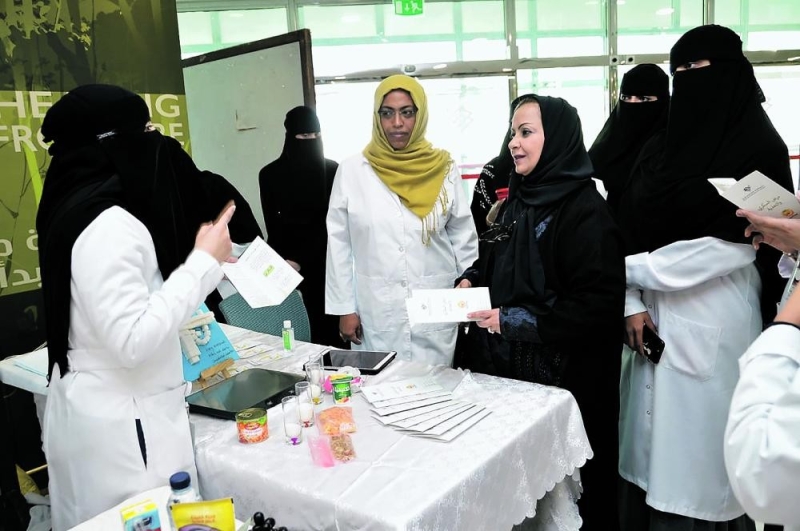 طالبات طب جامعة الإمام عبدالرحمن يتناولن «السكري» بمعرضهن