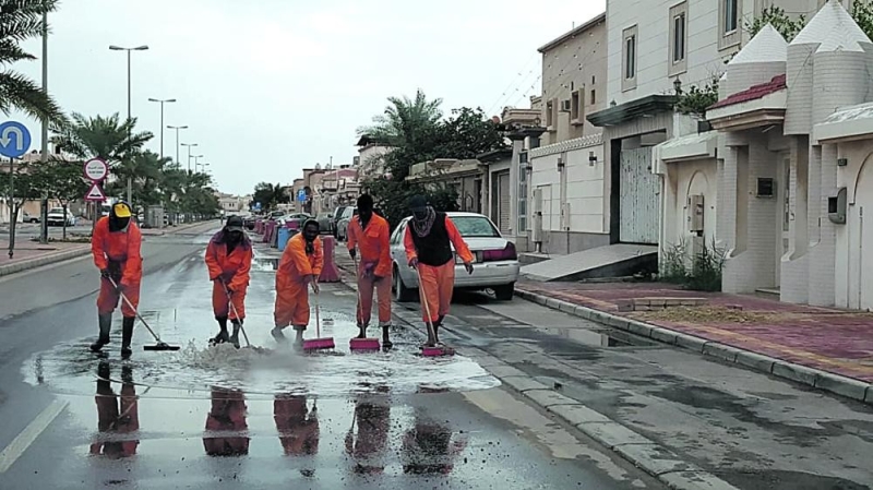 نزح تجمعات مياه الأمطار من شوارع القطيف