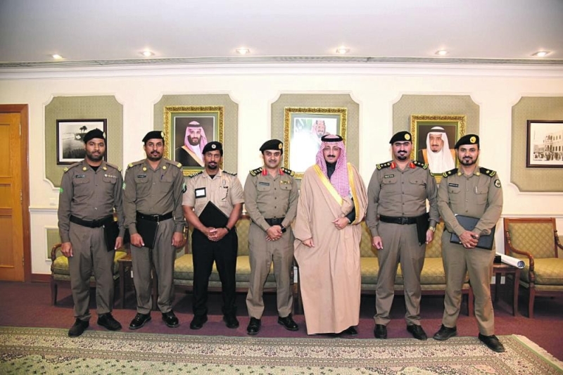 الأمير بدر بن جلوي يكرم رجال المرور بعد القبض على «داهس» مقيم
