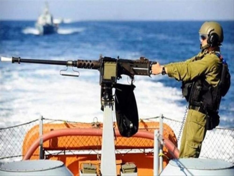 زوارق الإحتلال تطلق النار على صيادين فلسطينيين