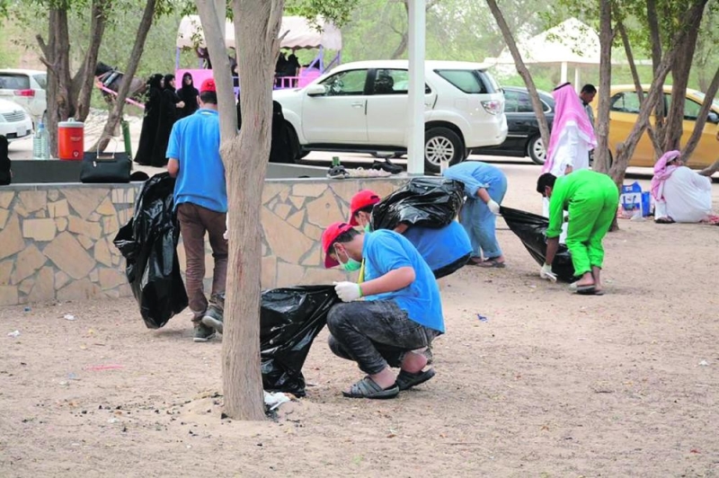 200 متطوع ينظفون 5 حدائق في متنزه الأحساء