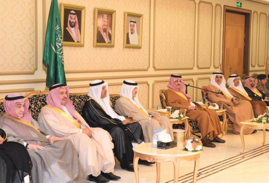 الأمير سعود بن نايف يكرم اللجنة المنظمة لسباق الجري الخيري