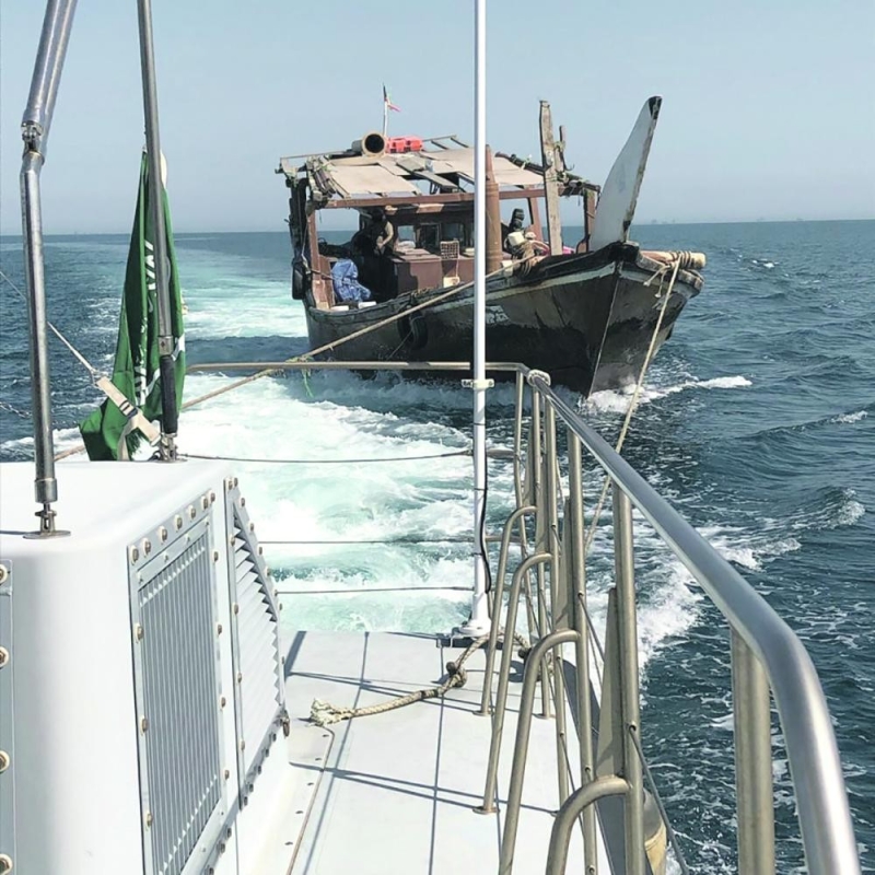 إنقاذ «كويتي وهندي» تعطل قاربهما في المياه الإقليمية