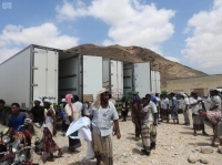 35 شاحنة إغاثية تعبر منفذ الوديعة إلى اليمن