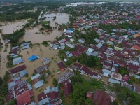 ارتفاع ضحايا الفيضانات في إندونيسيا إلى 29 قتيلاً