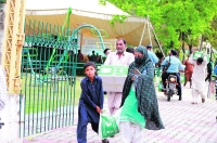 مركز الملك سلمان يوزع 18.250 سلة غذائية رمضانية في باكستان