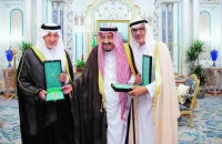 الملك يمنح الأمير خالد الفيصل والأمير بدر بن عبدالمحسن وشاح الملك عبدالعزيز