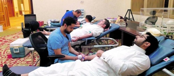 الشؤون الإسلامية تتبرع بالدم لمرضى السرطان