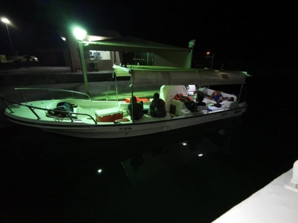 حرس الحدود ينقذ ثمانية أشخاص تعطل قاربهم في عرض البحر